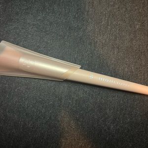 Fenty Beauty Highlight Brush 120